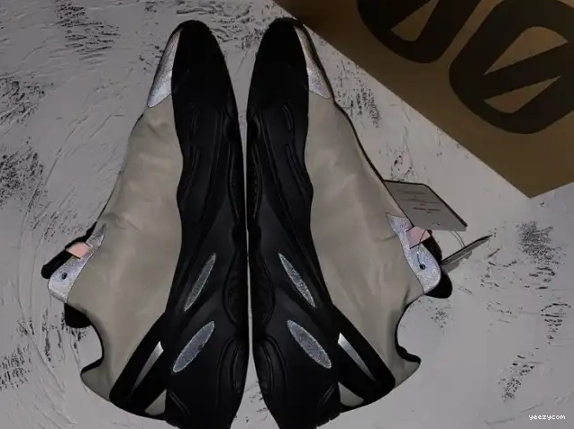 700 Yeezy FY3729 Bone Boost Adidas MNVN 0512